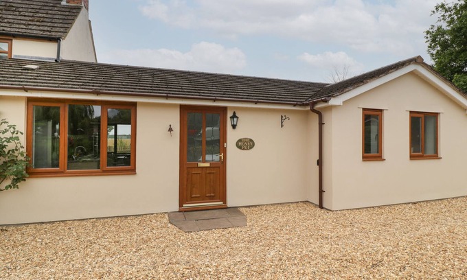 Tidenham Cabaña | THE HONEY POT, romantic, with hot tub in Chepstow