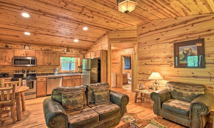 Helen Cabina | ‘The HoneyBee’ Cabin w/ Private Porch + Hot Tub