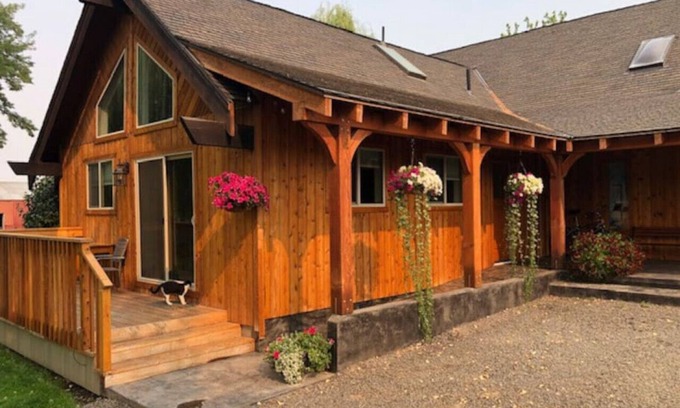 Walla Walla Apartamento | The Honeymoon Suite, hot tub, full kitchen