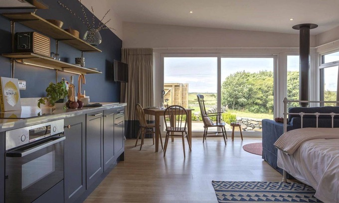Rhosneigr Apartamento | The Hoot; a large, modern studio annexe on Anglesey