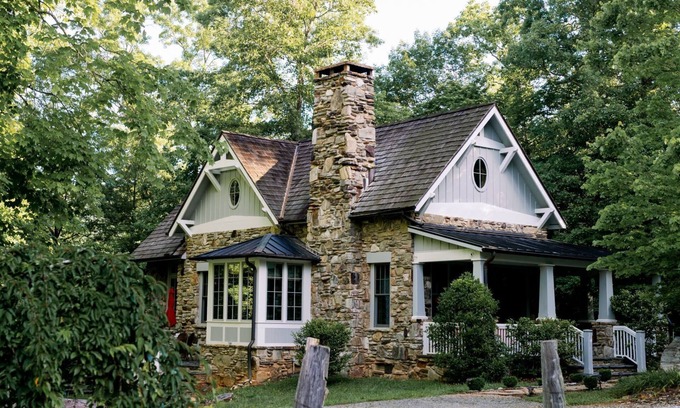 Clayton Casa | "The Hope House" de lujo, decorado por un diseñador, hecho a la medida, ¡minutos a Clayton!