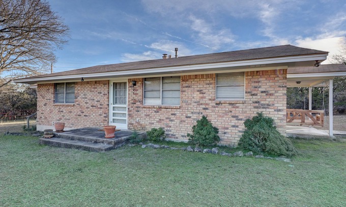 Ingram Casa | The Hope House, Sleeps 8! Less than a mile to the Guadalupe River!