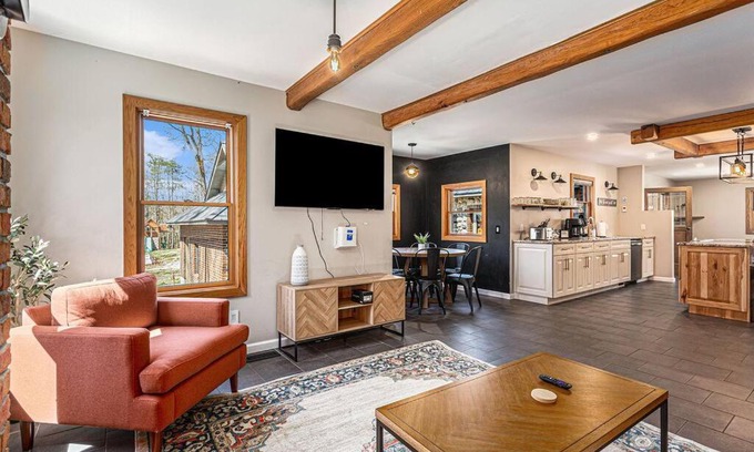 Hopkins Casa | The Hopkins Hideaway - 40 Acres with trails, Arcades, Hot Tub, Fire Pit