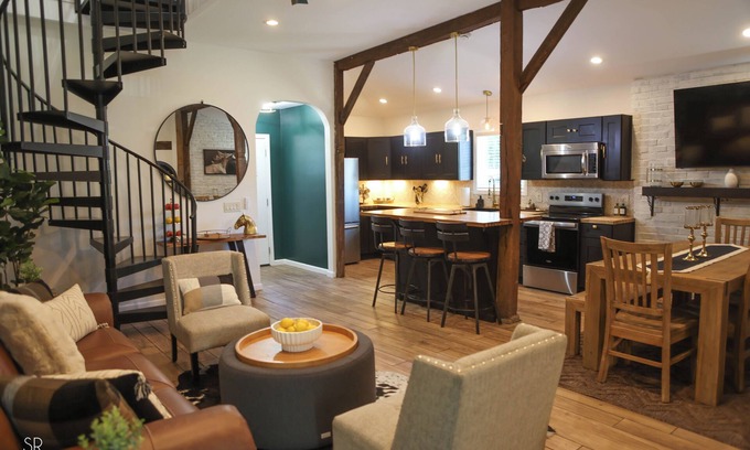 Preston Otro | The Horse Carriage 2 miles from Foxwoods Casino