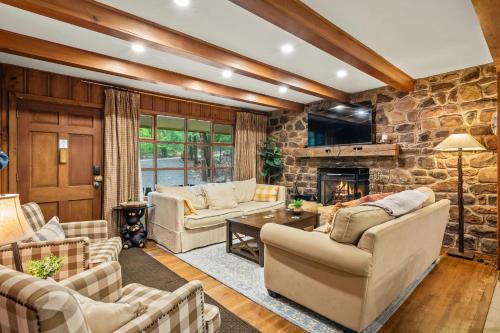 Lake Harmony Casa | The Horseshoe Hideaway Lake Harmony Cabin w Hot Tub Game Porch