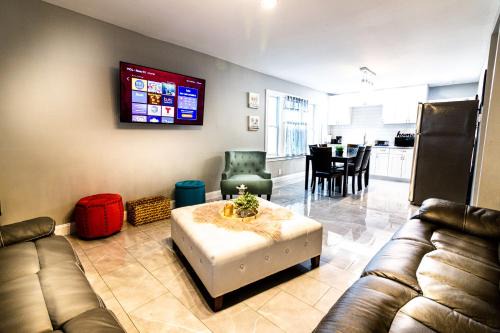Niagara Falls Casa | The Horseshoe Villa 6br 2 Bath near the falls