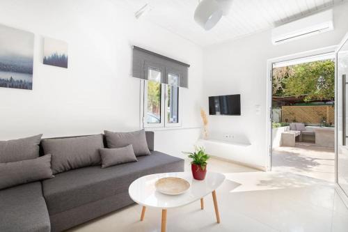 Neo Psychiko Apartamento | The HostMaster Aethereal Style