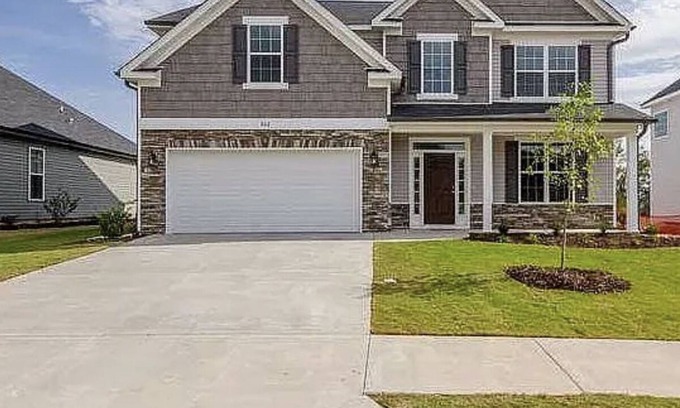 Canterbury Farms Casa | The Hot Tub Retreat- Spacious Charming Home in Canterbury Farms