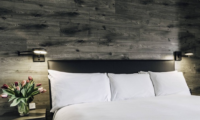 Queens Square Hotel | The Hotel on Pownal