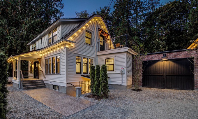 Monroe Casa | The House at Richardson Creek- 20 bed Amenity Rich Dutch Colonial Farmhouse