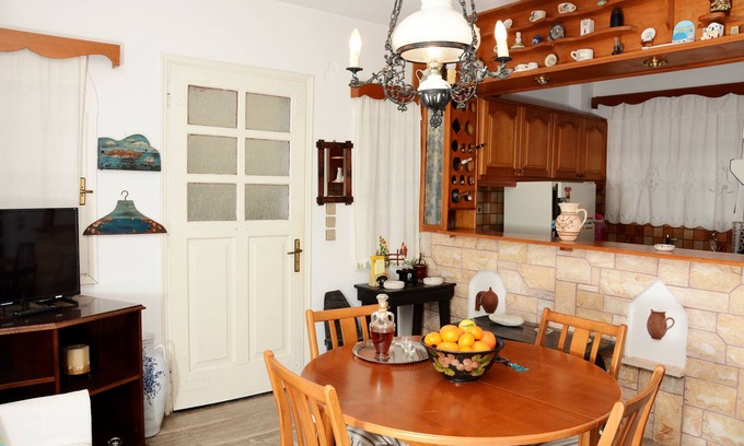 Naxos Apartamento | The house is located in the central square of the historical village Kynidaros