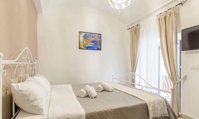 Quartieri Spagnoli Casa | La casa está ubicada en el corazón de Nápoles, cerca de via Toledo y Chiaia.