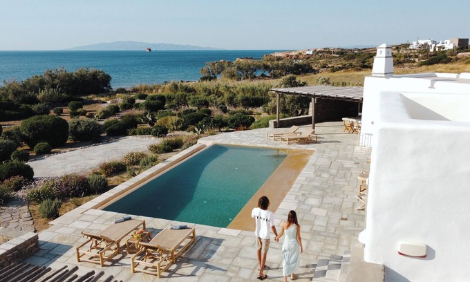 Drios Casa | Villa de lujo de 350m2, frente al mar, con dos piscinas.