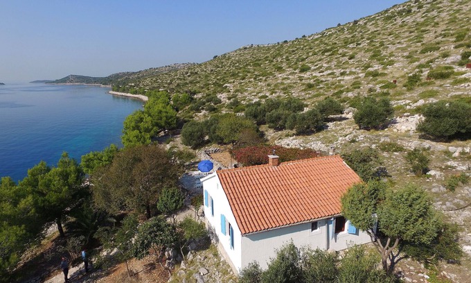 Island Dugi Otok Casa | La casa en la isla Sit está rodeada de hermosa naturaleza.