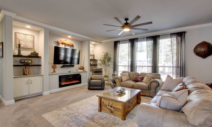 La Pine Casa | 'The Hub' La Pine Vacation Rental - Dog Friendly!