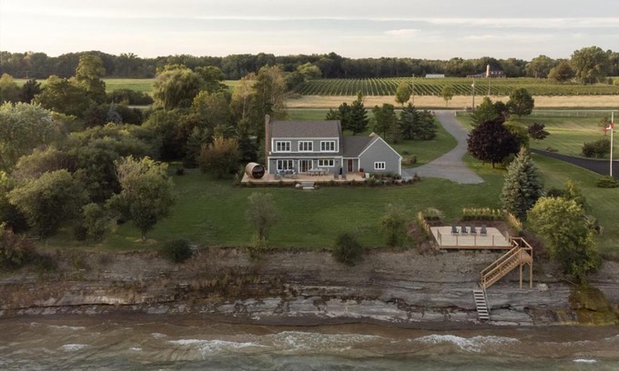 Wellington Casa | The Hull House - Lake Ontario Waterfront w Sauna
