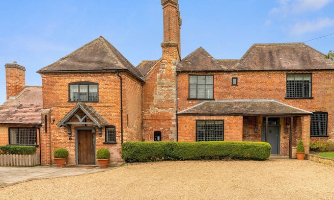 Alcester Otro | The Hunting Lodge at Ragley Estate - sleeps 16 guests in 7 bedrooms
