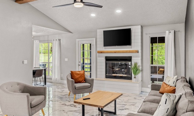 Bella Vista Casa | The Huntley House Location! Location! Location!