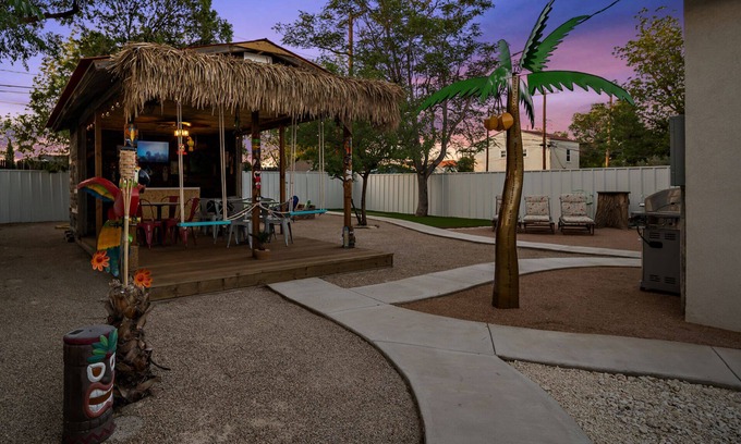 Heart of Lubbock Casa | The Hut - Lubbock, TX with an Island Flair!