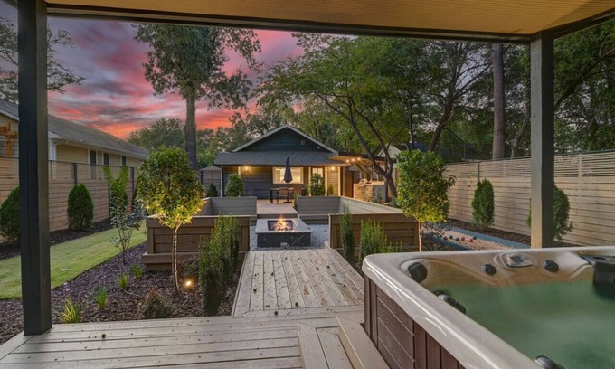 Earlewood Casa | The Indigo - 2BR w/Hot Tub & Outdoor Space