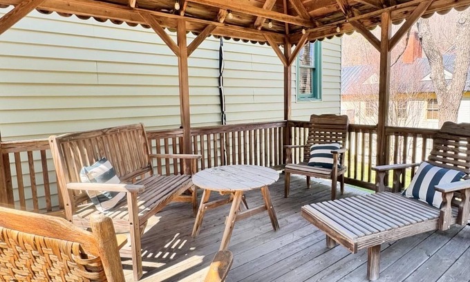 Warm Springs Hotel | The Inn at Gristmill Square