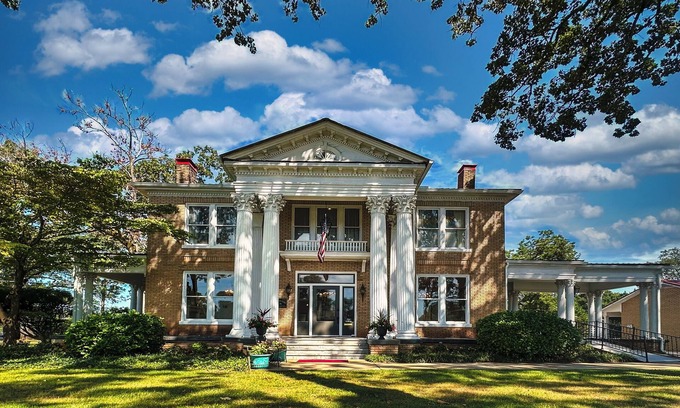 Lavonia Hotel | The Inn at Southern Oaks located in Historic Lavonia, GA, close to Lake Hartwell
