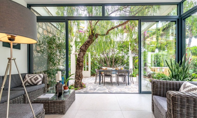 Golfe Juan Villa | The Insiders Choice! Relaxing Villa with Magical Garden, 2 min from the Beach