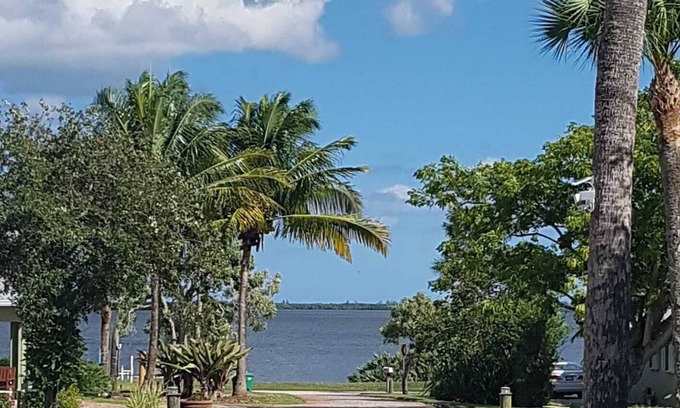Indian River Estates Cabina | The Intracoastal Chalet
