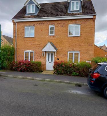 Peterborough Casa | The Iris house is close to city centre and is ideal for tourists, visiting family members or work related activities including contractors