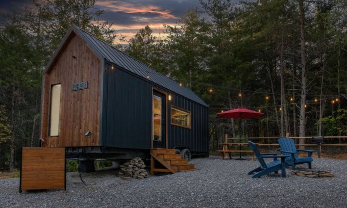 Knoxville Cabina | The Iris: Secluded Nordic style tiny home