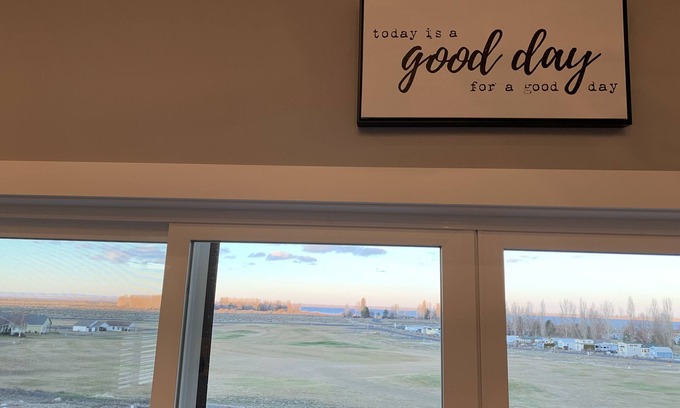 Moses Lake Casa | Vista de calle y agua "The Irons" en Legacy Golf Resort
