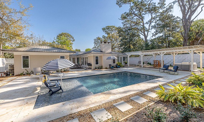 Saint Simons Heights Casa | The Island Pearl! Perfect Private Escape with Private Pool, Newly Renovated, Great Outdoor Spaces!