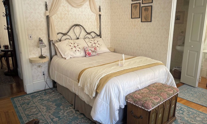 Guilford Cama Y Desayuno | The Isobel Room - Full Bed - The Guilford Bed & Breakfast