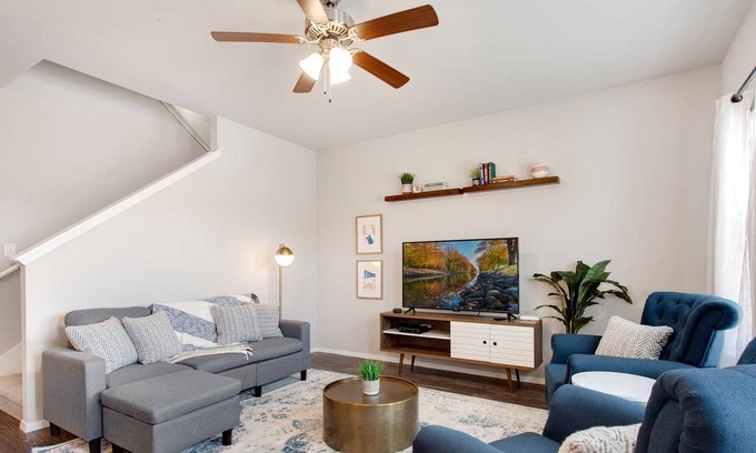 Fayetteville Casa | The Ivory - 1 mi to Razorback Greenway