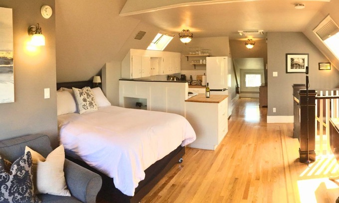 Grandview-Woodland Casa | The Ivy On Parker Guest House