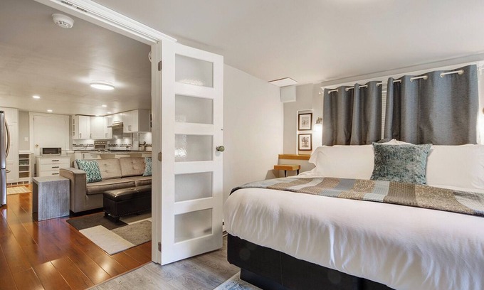 Grandview-Woodland Casa | The Ivy On Parker Guest House