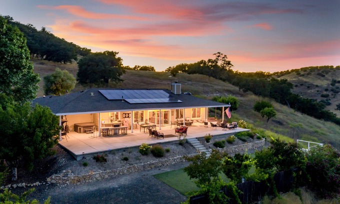 Bradley Casa | The J's Nest Deluxe - Beautiful Hilltop Home with Charming Cottage!