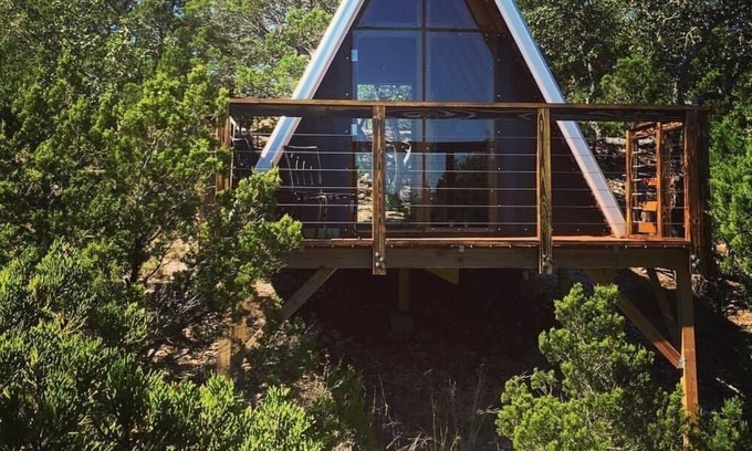 Oatmeal Cabina | The jAy frAme A Texas hill country treasure