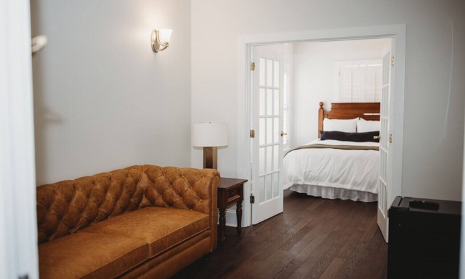 Downtown Hotel | The Jefferson Inn Rm. 2 | Standard Suite