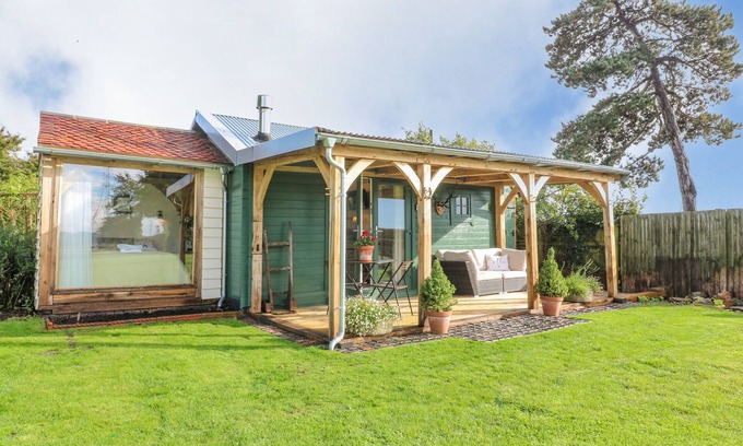 Rugeley Cabaña | THE JENNY WRENNERY, romantic, character holiday cottage in Rugeley
