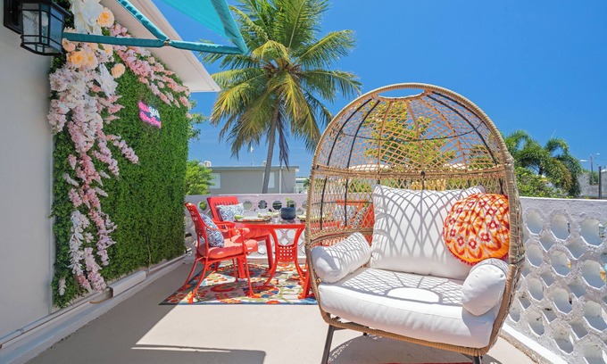 Levittown Apartamento | The Jewel of Levittown: Charming 2-bedroom apartment with WiFi, AC in Toa Baja