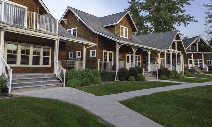 Dover Bay Casa | The Johnson House - 3 Bedrooms, 3 Baths Waterfront Parkside Bungalow