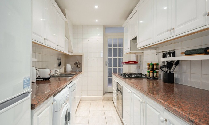Royal Borough of Kensington and Chelsea Casa | The Kensington Palace Mews - Bright & Modern 6BDR House with Parking Space