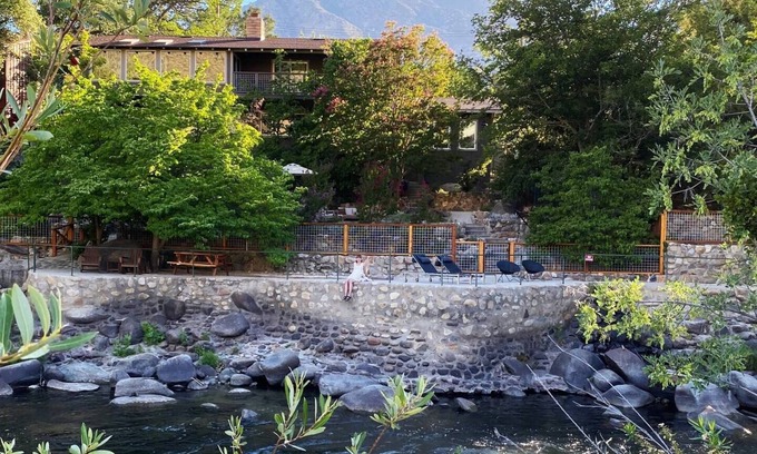 Kernville Casa | The Kern River House: River's Edge Cottage Private Waterfront Fireplace Dog OK
