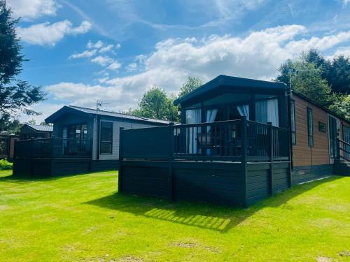 Allerthorpe Casa | The Kestrel Lodge with Hot tub