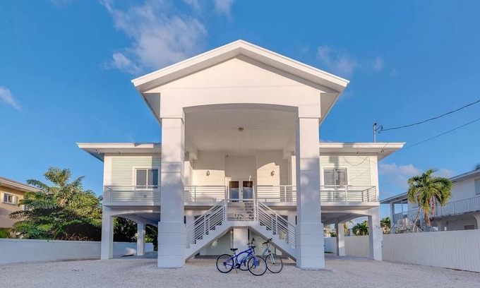 Key Largo Casa | The Key Largo Oasis - Beautiful Waterfront Home with 60' Dock & Pool