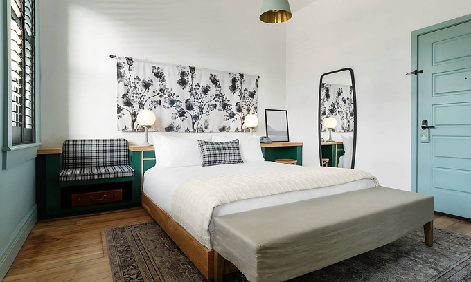 Buckman Neighborhood Apartamento | The King ADA Roll-In Shower at Hotel Grand Stark