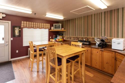 Mayfield Hotel | The Kingsley Suites