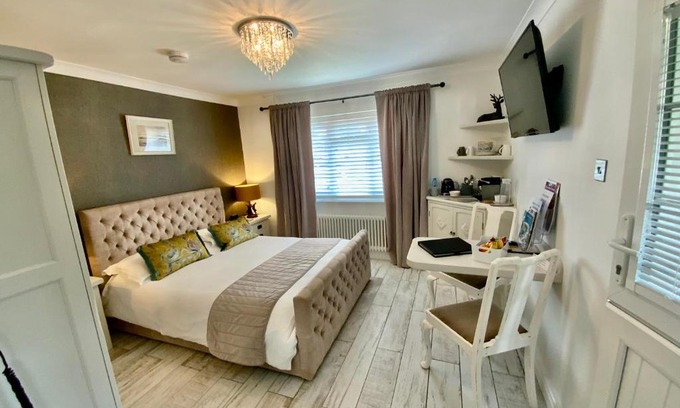 New Forest District Cama Y Desayuno | THE KNIGHTWOOD OAK a Luxury King Size En-Suite Space - LYMINGTON NEW FOREST with Totally Private Entrance - Key Box entry - Free Parking & Private Outdoor Seating Area - Town ,Shops , Pubs & Solent Way Walking Distance & Complimentary Breakfast Items