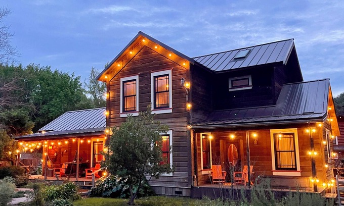 Anderson Valley Casa | The Knotty Oak - 3 Houses / Sleeps 26 in Philo - Weddings/Retreats/Families